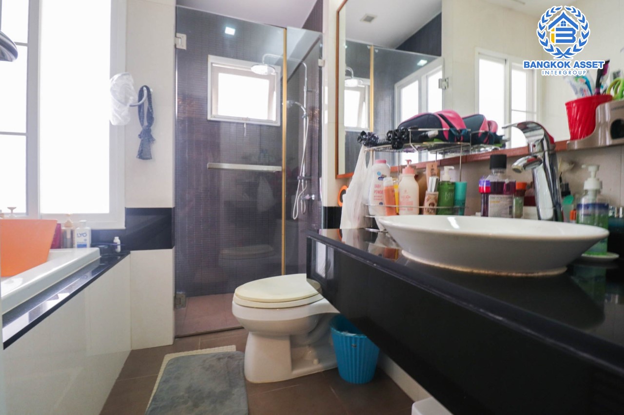 *****บ้านเดี่ยวมือสอง ม. ไพรมารี่ เพรสทีจ รัชดา-รามอินทรา บ้านเดี่ยว 3 ชั้น พร้อมเข้าอยู่ ฟังก์ชัน 5 ห้องนอน 5 ห้องน้ำ 2 ที่จอดรถ ภายในสวย บ้านใหม่ บนเนื้อที่กว่า 52 ตร.ว. พื้นที่ใช้สอยมากถึง 350 ตร.ม. บนทำเลศักยภาพ เชื่อมต่อ ถ.รามอินทรา, ถ.พหลโยธิน, ถ.สุขาภิบาล5 เดินทางสะดวก ใกล้ทางด่วน "เอกมัย-รามอินทรา" และรถไฟฟ้า "นพรัตน์"